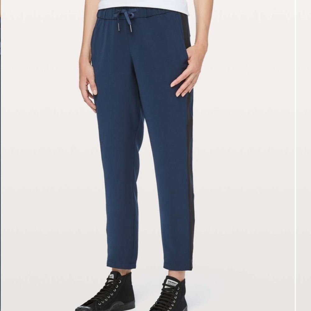Lululemon On The Fly Pant Woven Track Stripe in True Navy / Black size 4